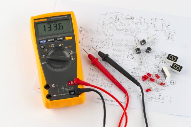 how to use a voltmeter