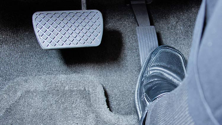 How to Handle a Stuck Accelerator Pedal: 14 Steps (with Pictures)