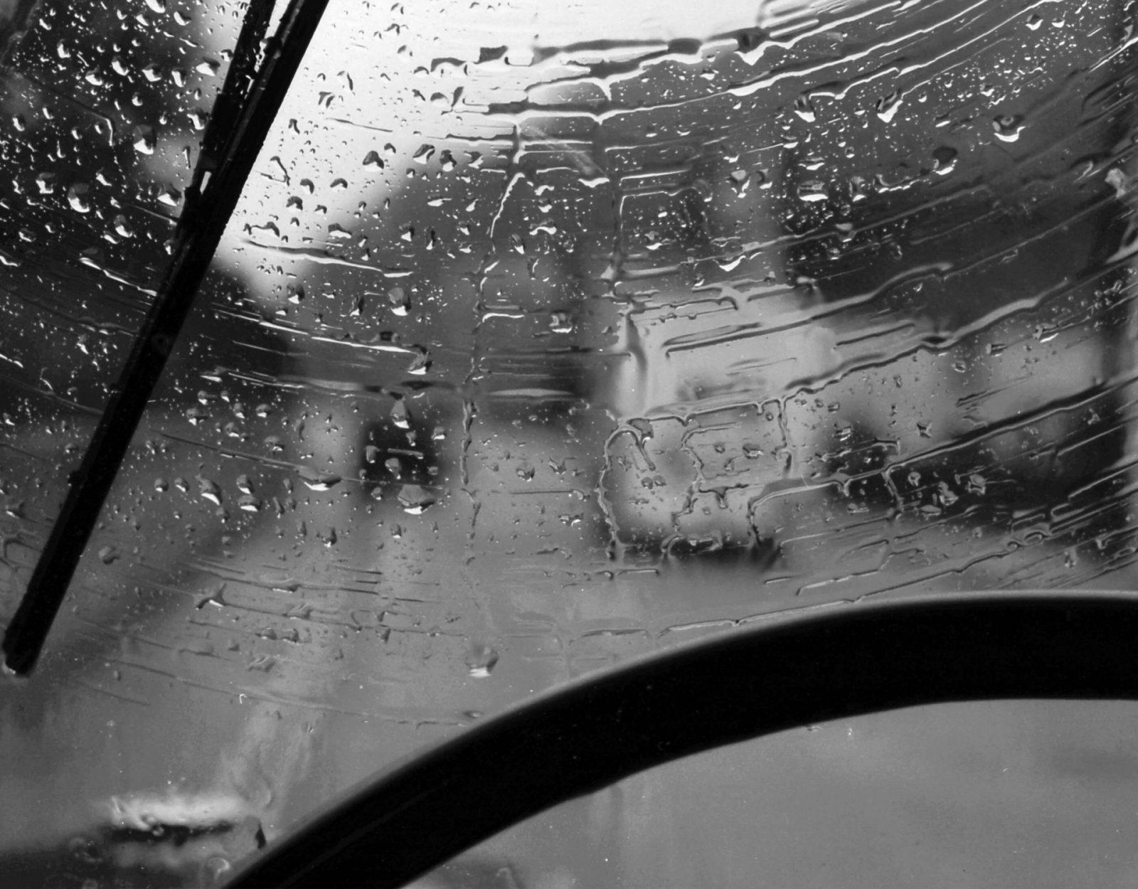 wear sunglasses while driving in the rain