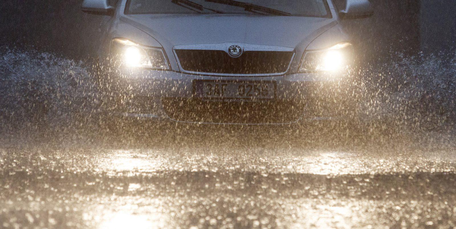 wear sunglasses while driving in the rain