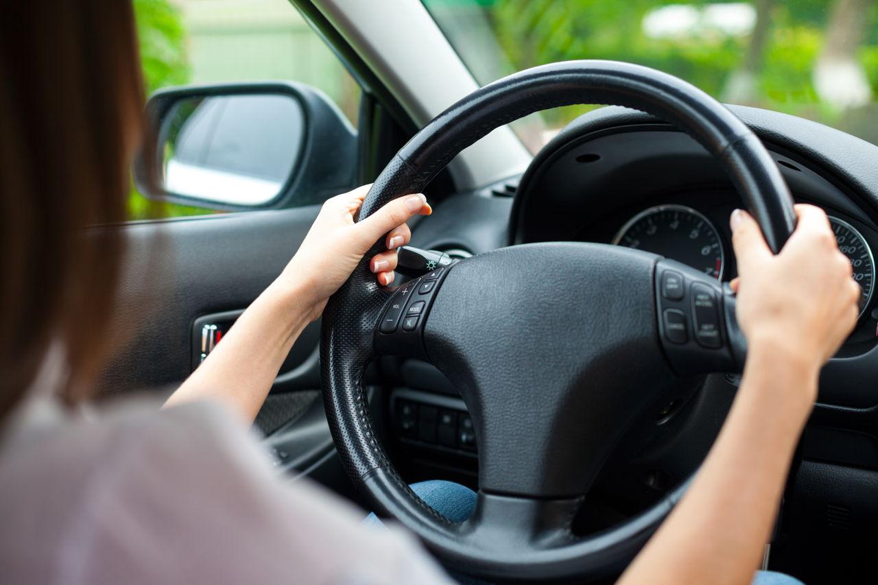 How to hold a car steering wheel?