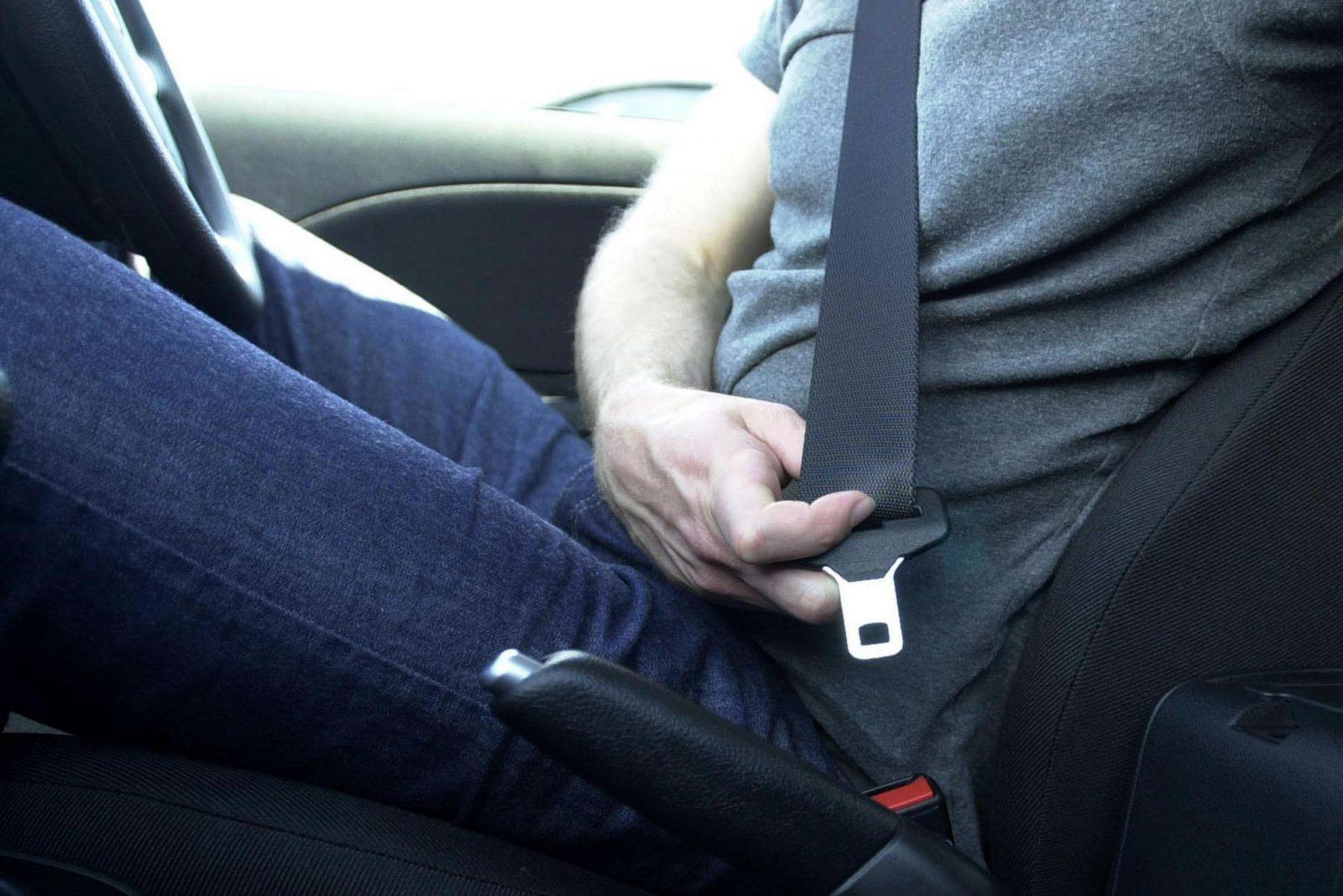 Why Does Your Seat Belt Sometimes Get Stuck When You Lean Forward? - The  News Wheel