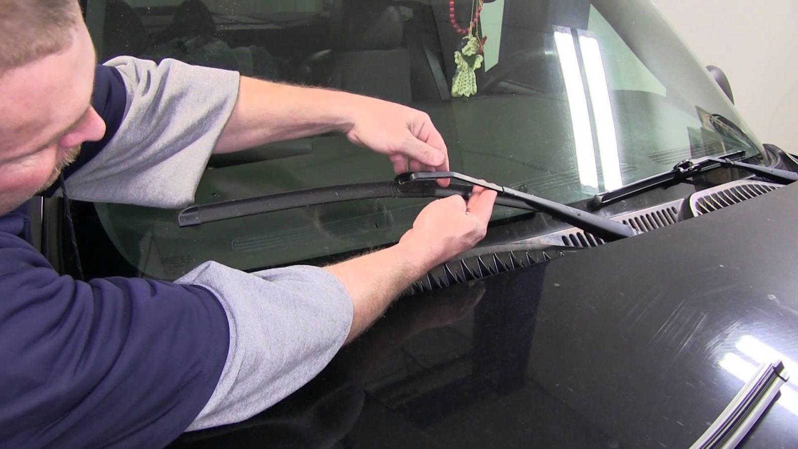 Как поставить дворники в сервисное. Замена дворников в машине. Replace Windshield Wipers on car. Windshield Wiper Trapezoid Repair. Replace Wiper.