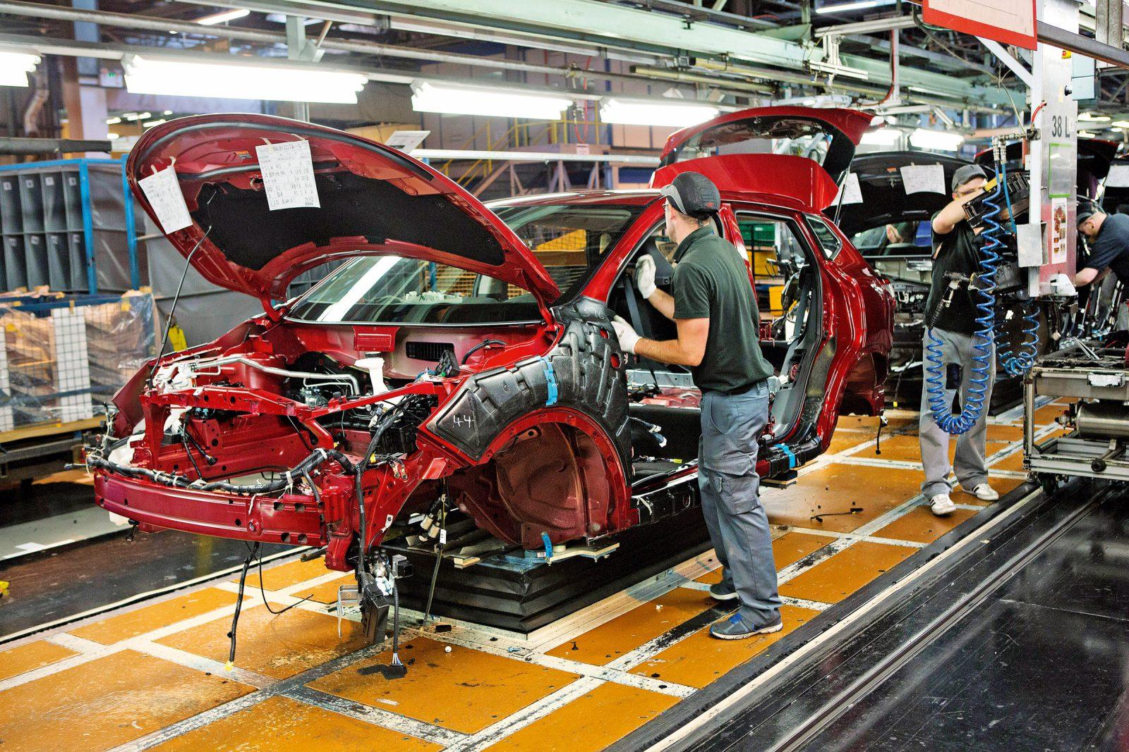 how much does an automotive engineer earn