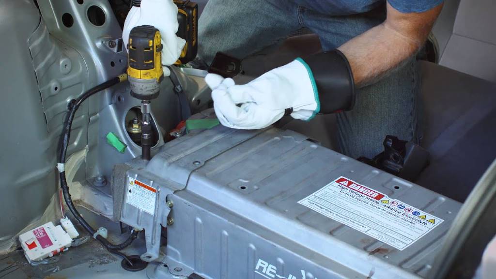 how long do hybrid car batteries last