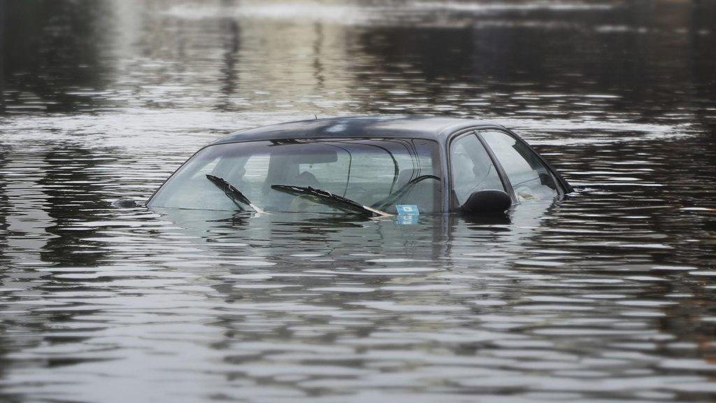 Facts about survive a submerging car