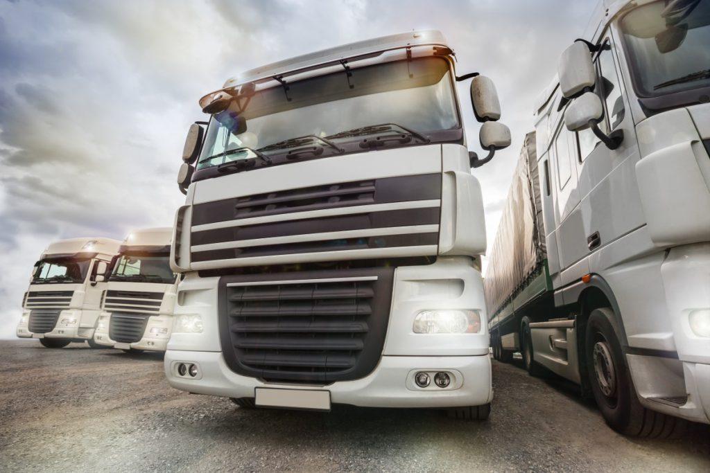 WHY DO SOME TRUCK DRIVERS TURN ON THEIR HEADLIGHTS IN DAYTIME Smackdown