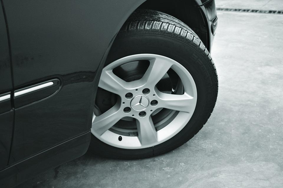 Which tire doesn’t move when a car turns right? The ultimate guide