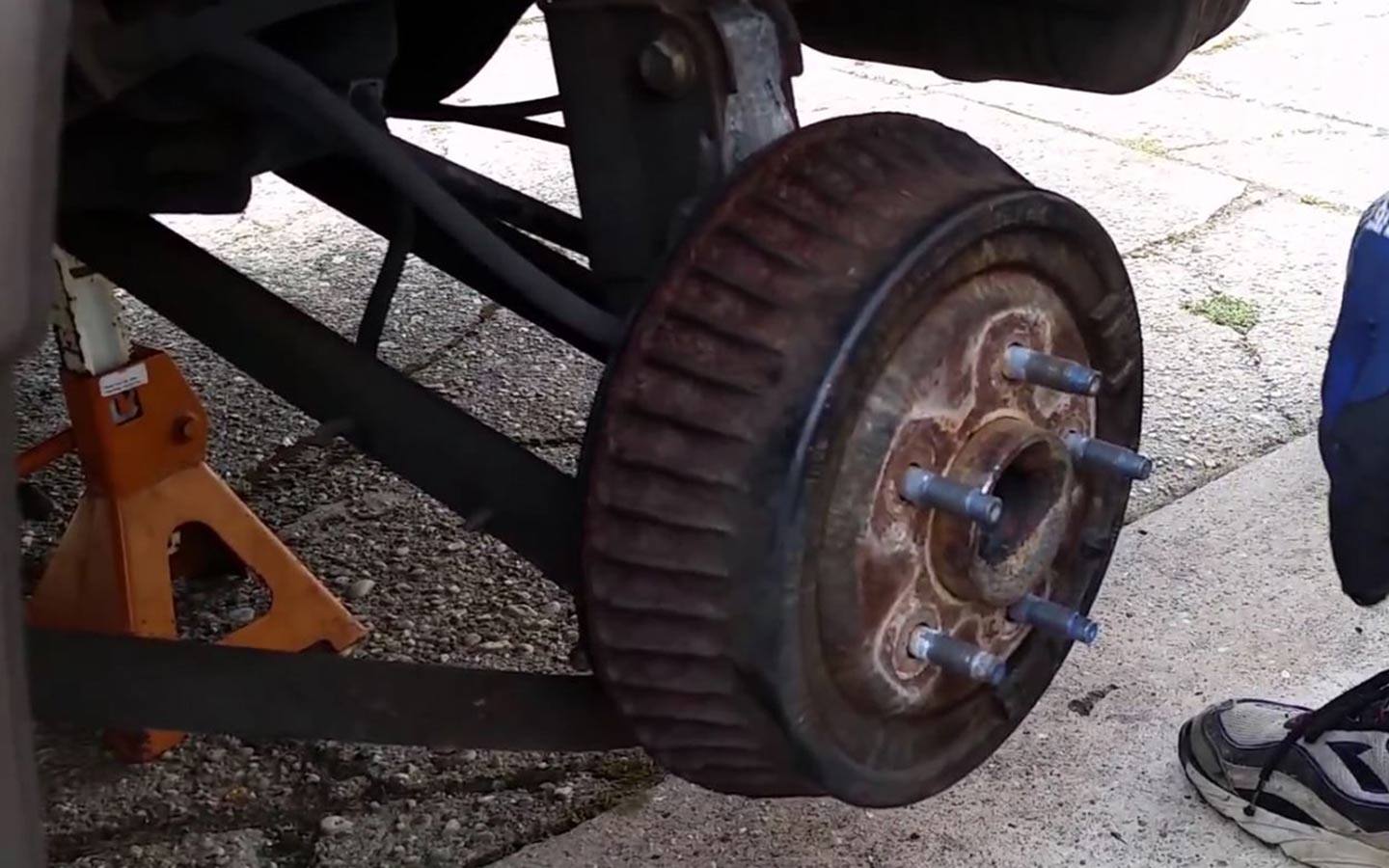 How To Adjust Drum Brakes: The Steps to Follow