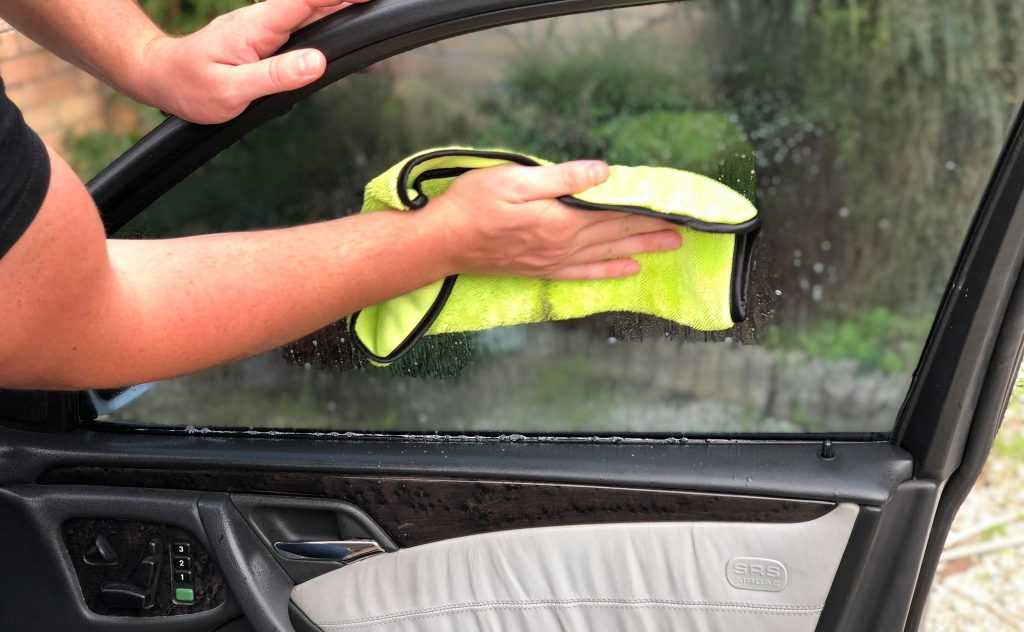 how to clean car windows without streaking
