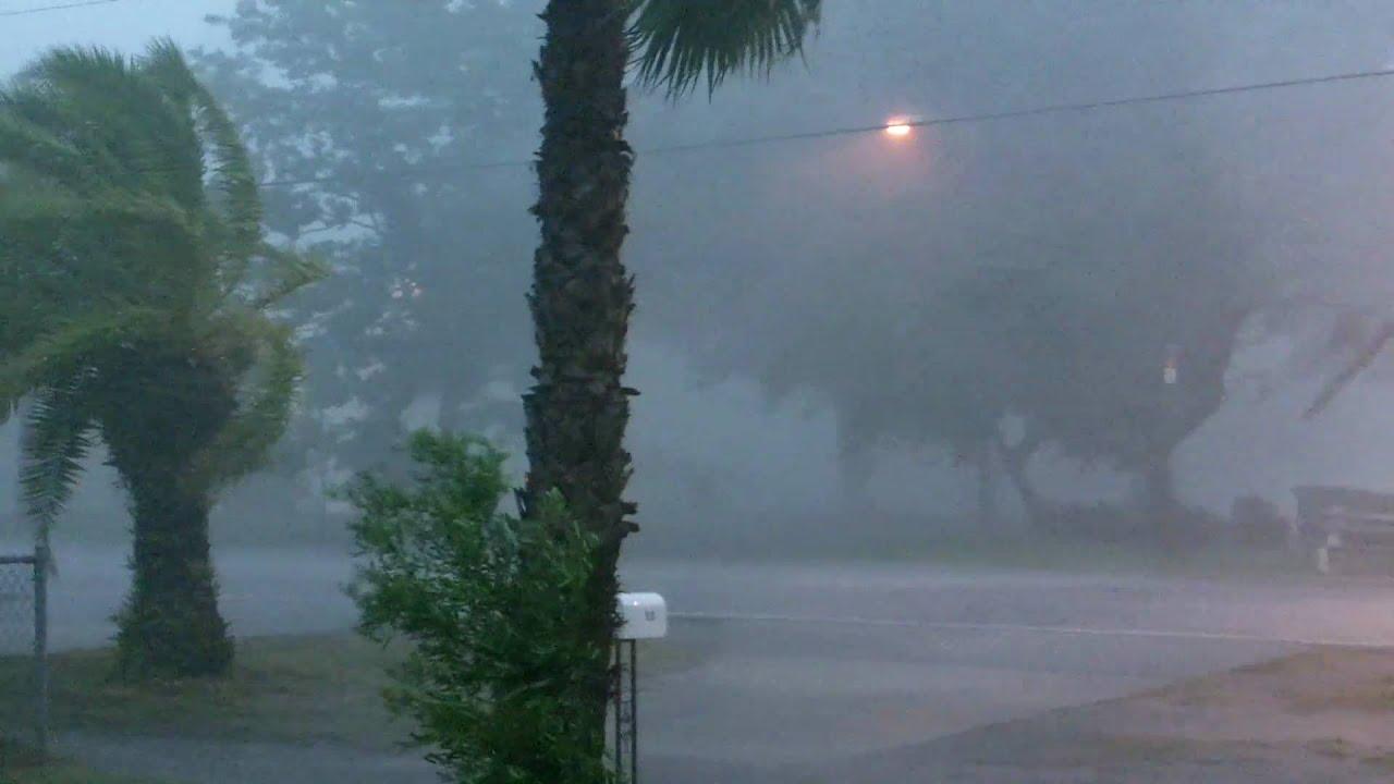 drive in thunderstorm strong wind