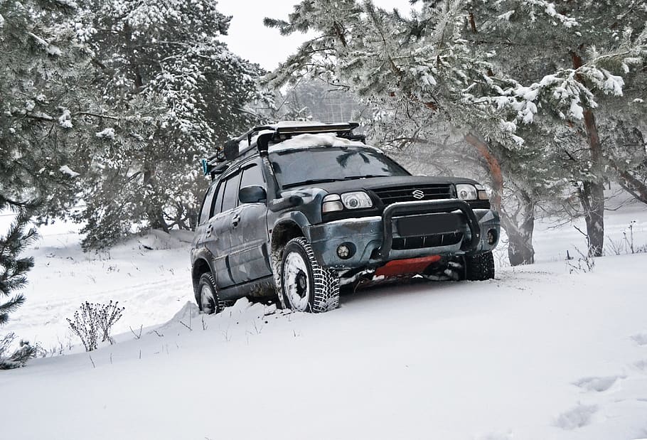 4H 4WD car in snow