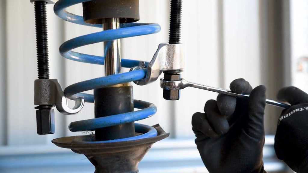 How to use a coil spring compressor