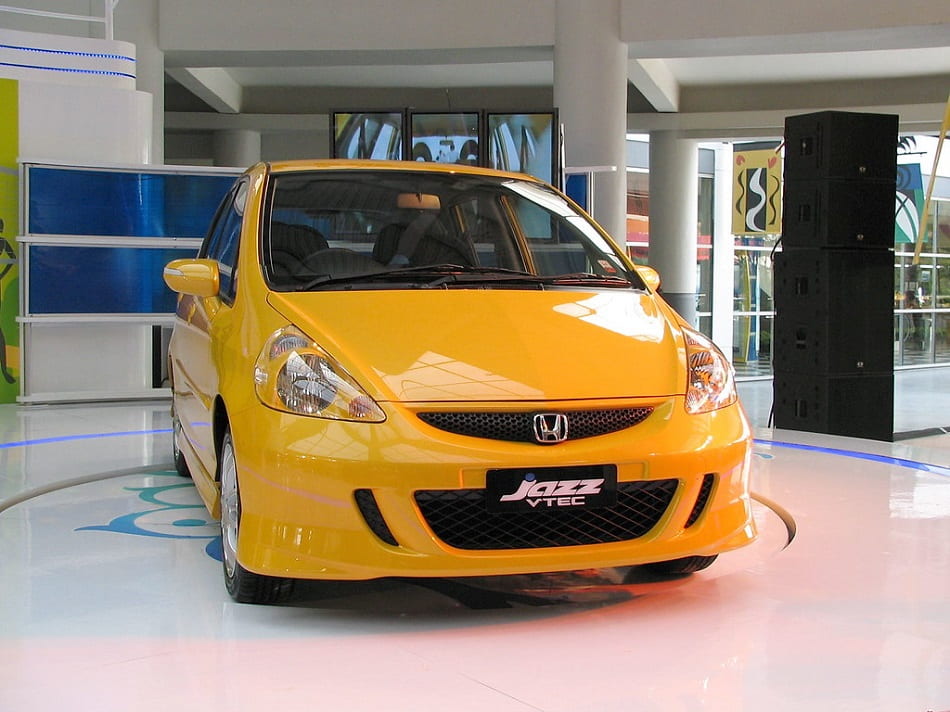 Honda Jazz vs Fit 