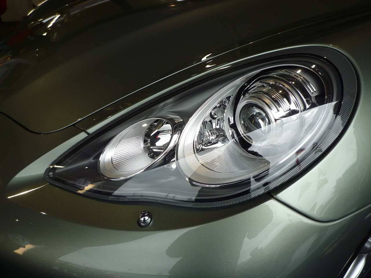 Projector vs. Reflector Headlights: What's the Difference?