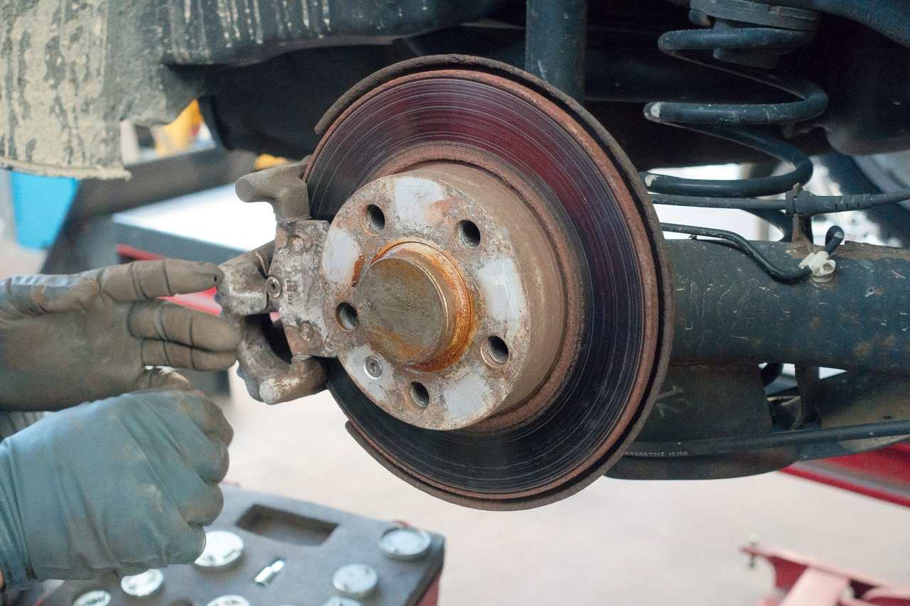 turning rotors on car