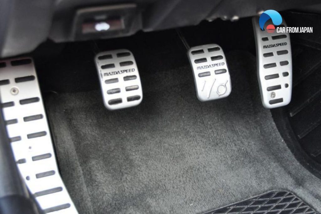 how to brake with a manual car