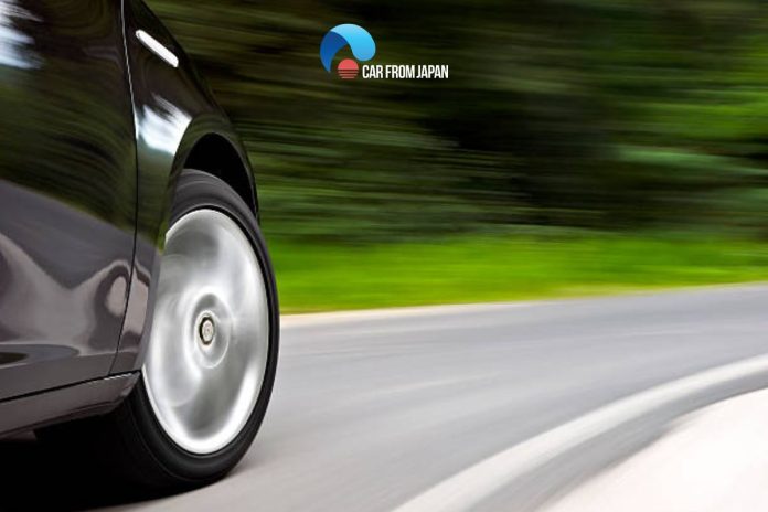 which tire doesn’t move when a car turns right